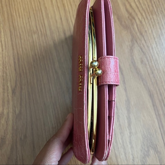 Authentic Miu Miu medium wallet in patent leather - Picture 4 of 10